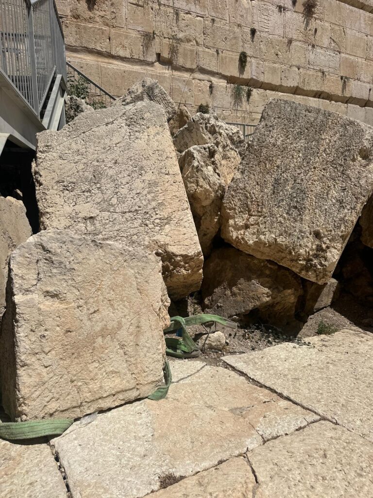 תיעוד: האבן שנפלה מהכותל המערבי הוחזרה הבוקר למקומה תיעוד: האבן שנפלה מהכותל המערבי הוחזרה הבוקר למקומה
