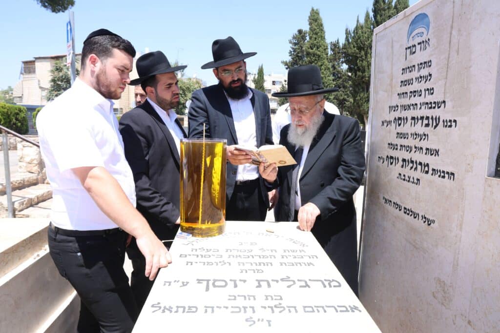 ביום האזכרה: הגר"י יוסף עלה לציונה של אמו הרבנית ע"ה