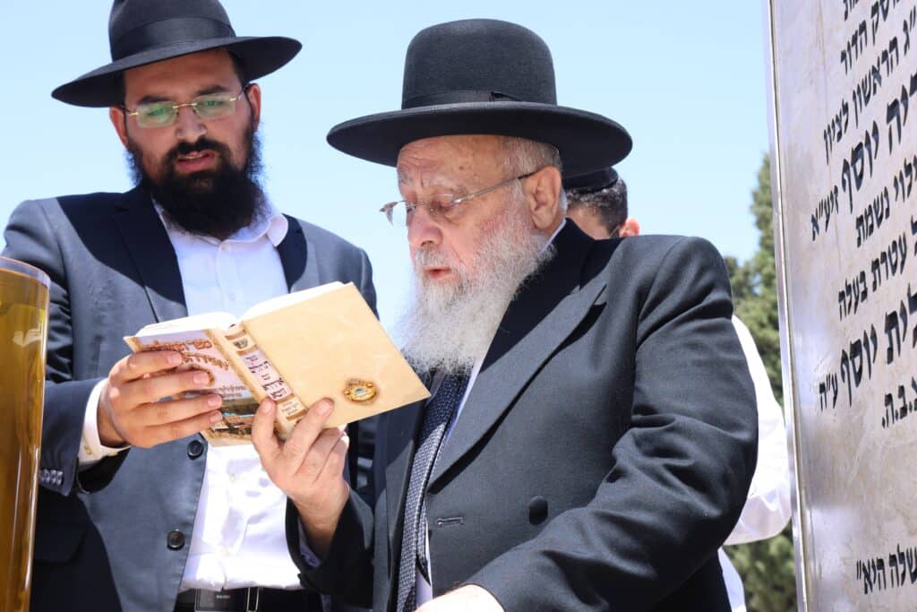 ביום האזכרה: הגר"י יוסף עלה לציונה של אמו הרבנית ע"ה