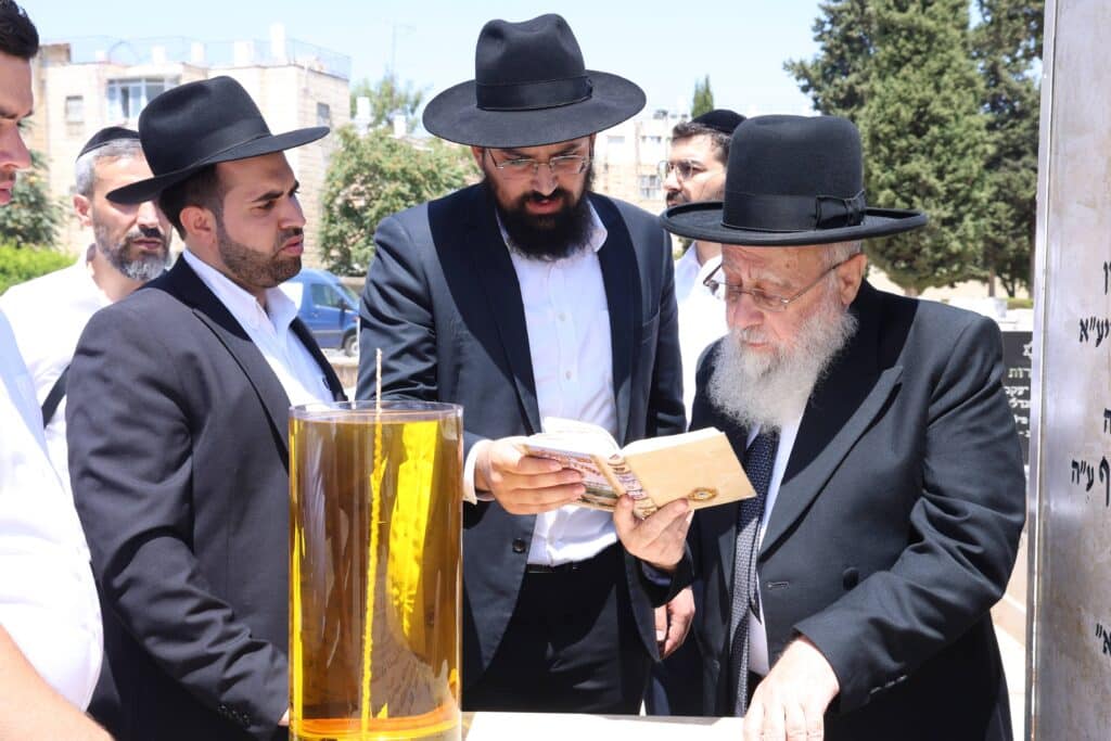 ביום האזכרה: הגר"י יוסף עלה לציונה של אמו הרבנית ע"ה