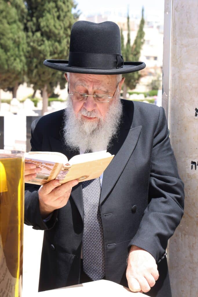 ביום האזכרה: הגר"י יוסף עלה לציונה של אמו הרבנית ע"ה