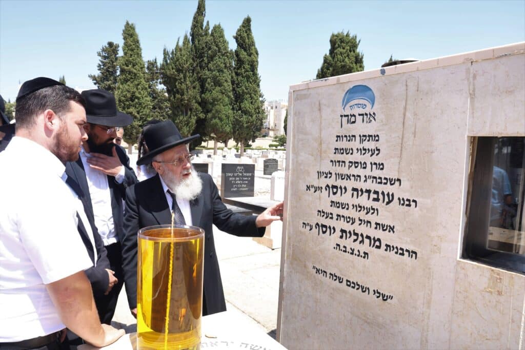 ביום האזכרה: הגר"י יוסף עלה לציונה של אמו הרבנית ע"ה