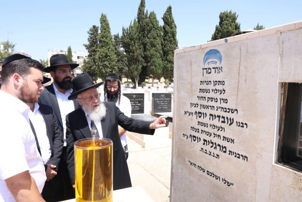 ביום האזכרה: הגר"י יוסף עלה לציונה של אמו הרבנית ע"ה