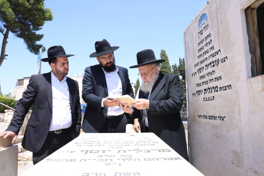 ביום האזכרה: הגר"י יוסף עלה לציונה של אמו הרבנית ע"ה