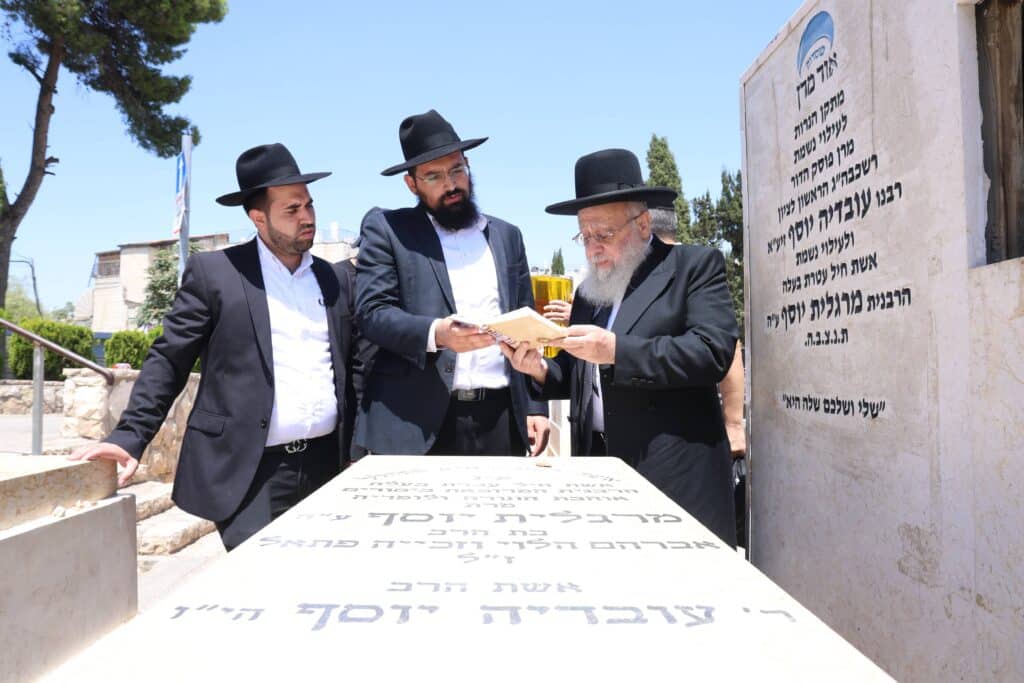 ביום האזכרה: הגר"י יוסף עלה לציונה של אמו הרבנית ע"ה