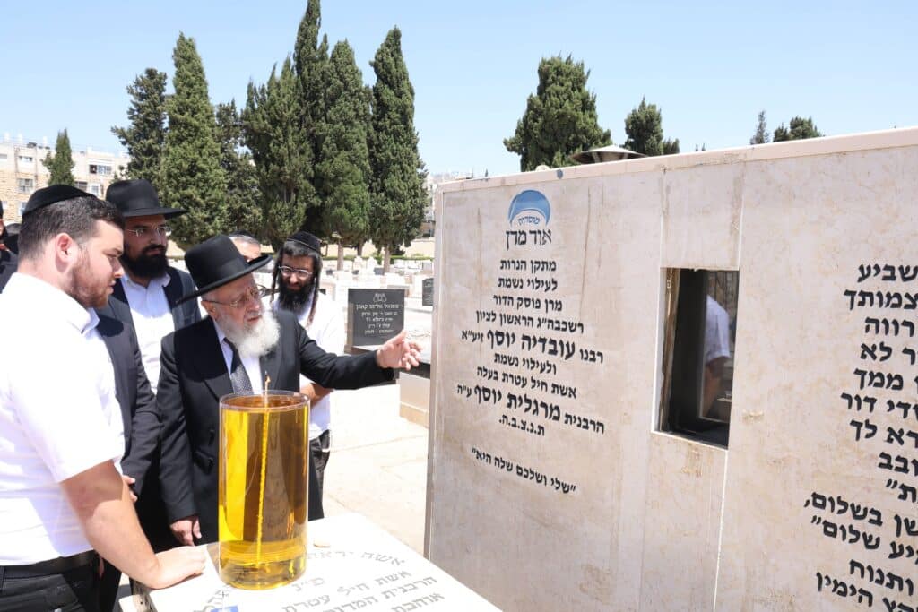 ביום האזכרה: הגר"י יוסף עלה לציונה של אמו הרבנית ע"ה