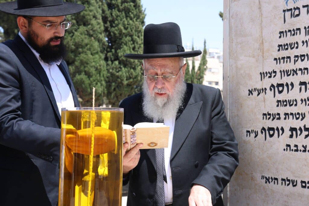 ביום האזכרה: הגר"י יוסף עלה לציונה של אמו הרבנית ע"ה
