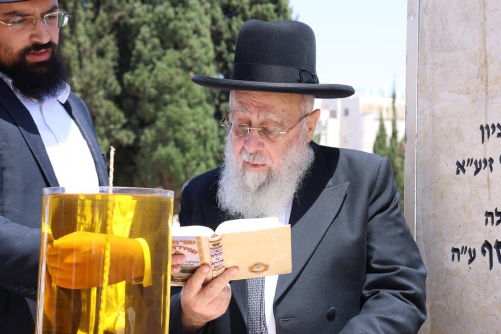 ביום האזכרה: הגר"י יוסף עלה לציונה של אמו הרבנית ע"ה