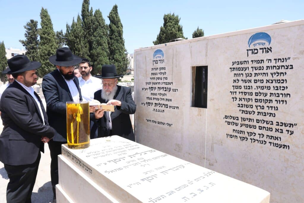 ביום האזכרה: הגר"י יוסף עלה לציונה של אמו הרבנית ע"ה