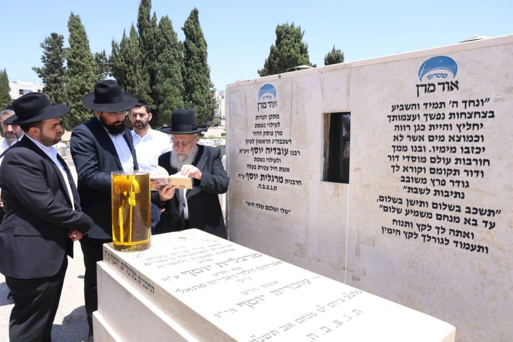 ביום האזכרה: הגר"י יוסף עלה לציונה של אמו הרבנית ע"ה