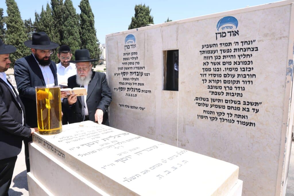ביום האזכרה: הגר"י יוסף עלה לציונה של אמו הרבנית ע"ה