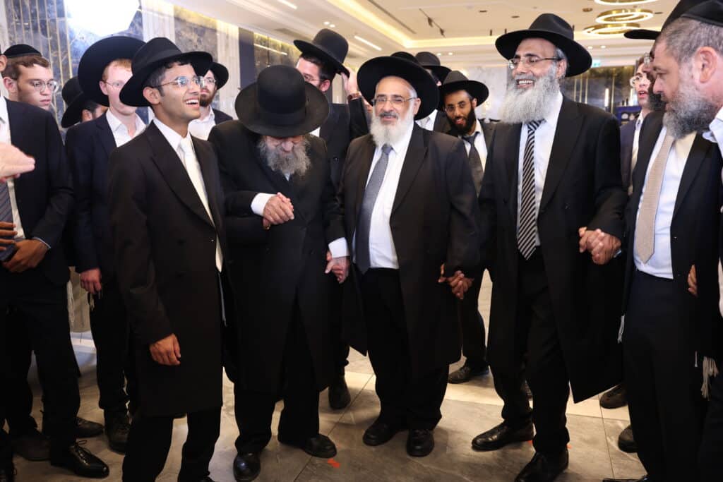 אב"ד תל אביב חיתן - גדולי ישראל עלו לברך