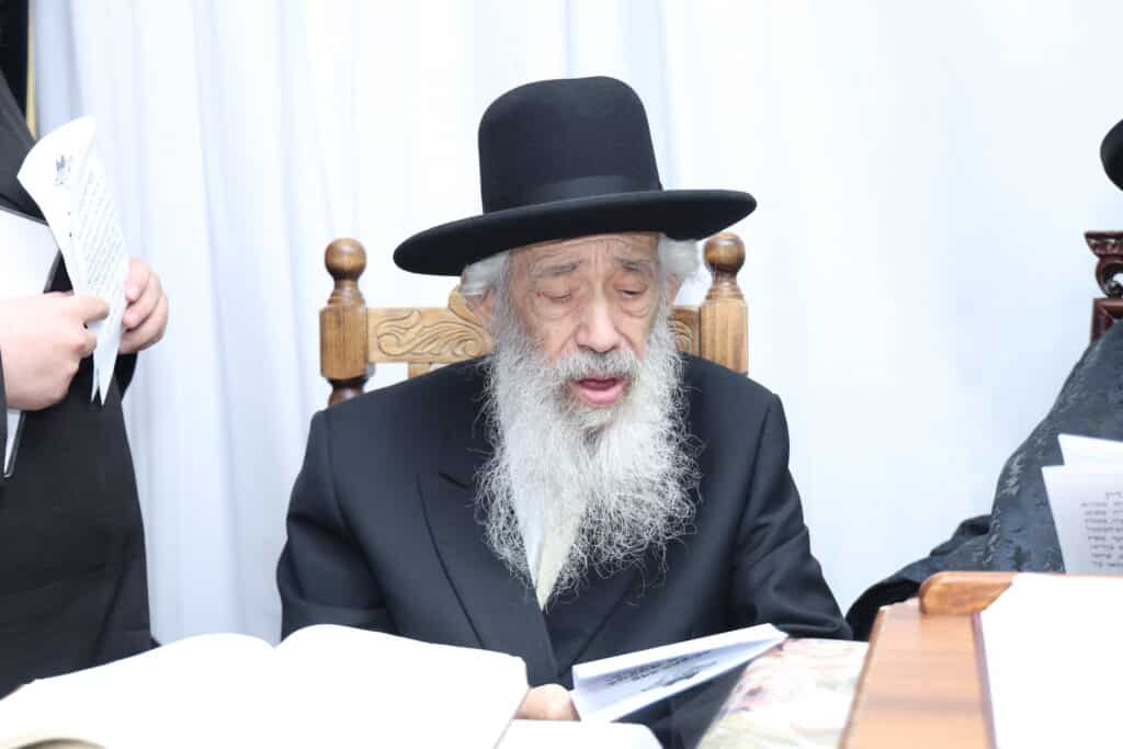 הגאון רבי צבי קושלבסקי פרץ אמש בריקוד סוחף במעונו של פוסק הדור