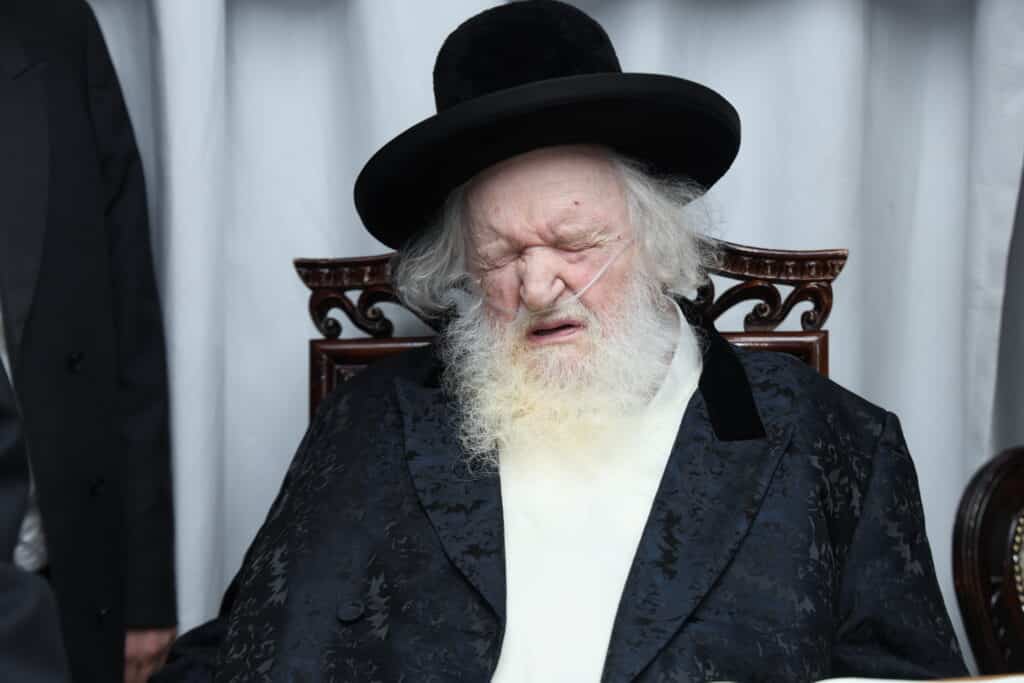 הגאון רבי צבי קושלבסקי פרץ אמש בריקוד סוחף במעונו של פוסק הדור