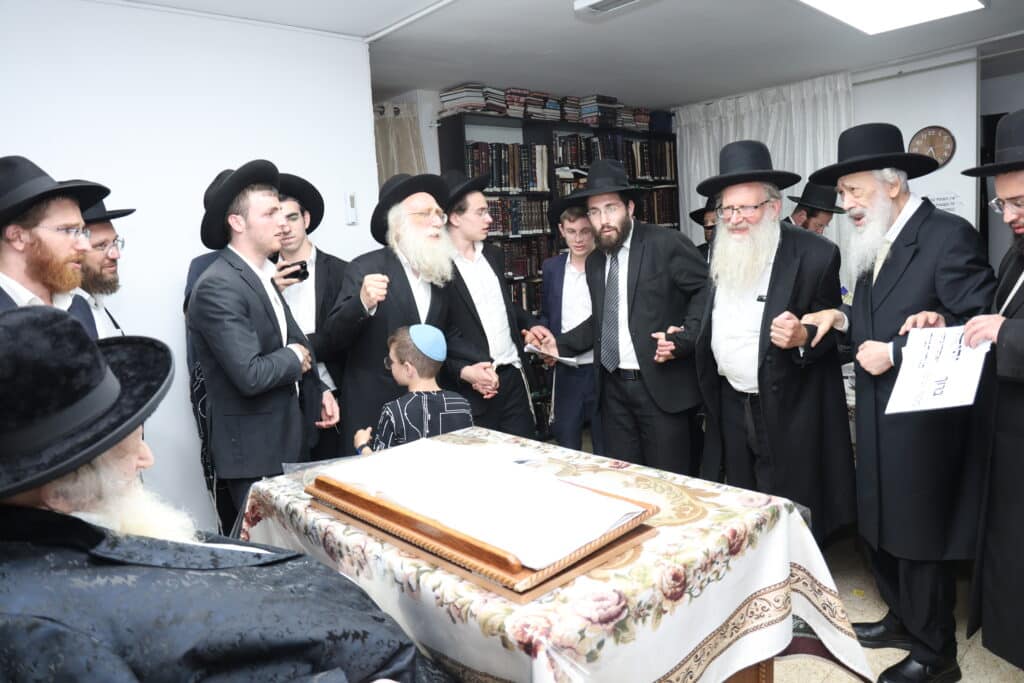 הגאון רבי צבי קושלבסקי פרץ אמש בריקוד סוחף במעונו של פוסק הדור