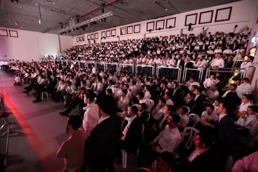 בחורי הישיבות בבני ברק סיימו את בין הזמנים בקומזיץ ענק