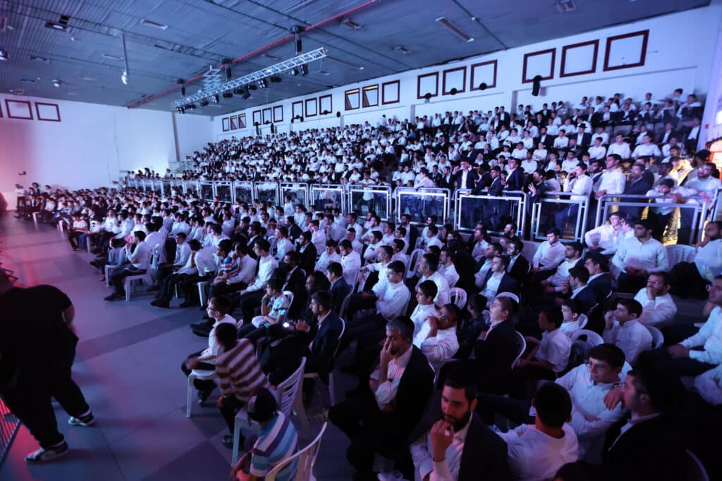 בחורי הישיבות בבני ברק סיימו את בין הזמנים בקומזיץ ענק