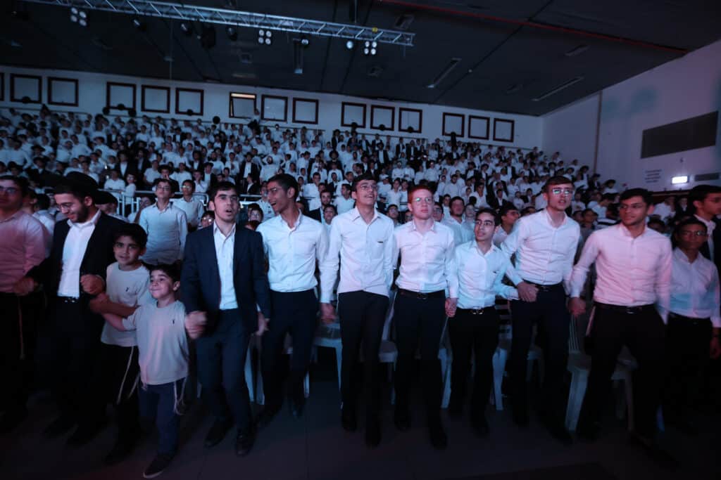 בחורי הישיבות בבני ברק סיימו את בין הזמנים בקומזיץ ענק