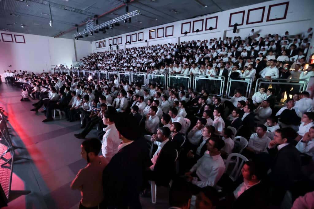 בחורי הישיבות בבני ברק סיימו את בין הזמנים בקומזיץ ענק