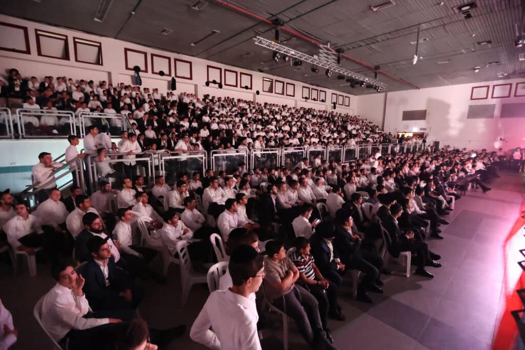 בחורי הישיבות בבני ברק סיימו את בין הזמנים בקומזיץ ענק