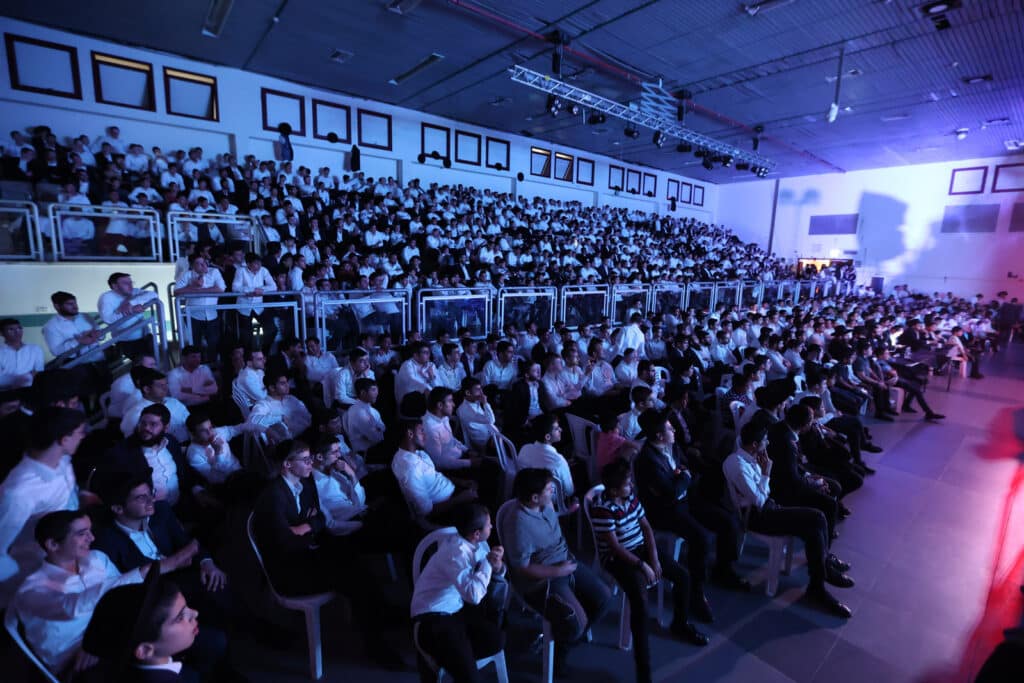 בחורי הישיבות בבני ברק סיימו את בין הזמנים בקומזיץ ענק