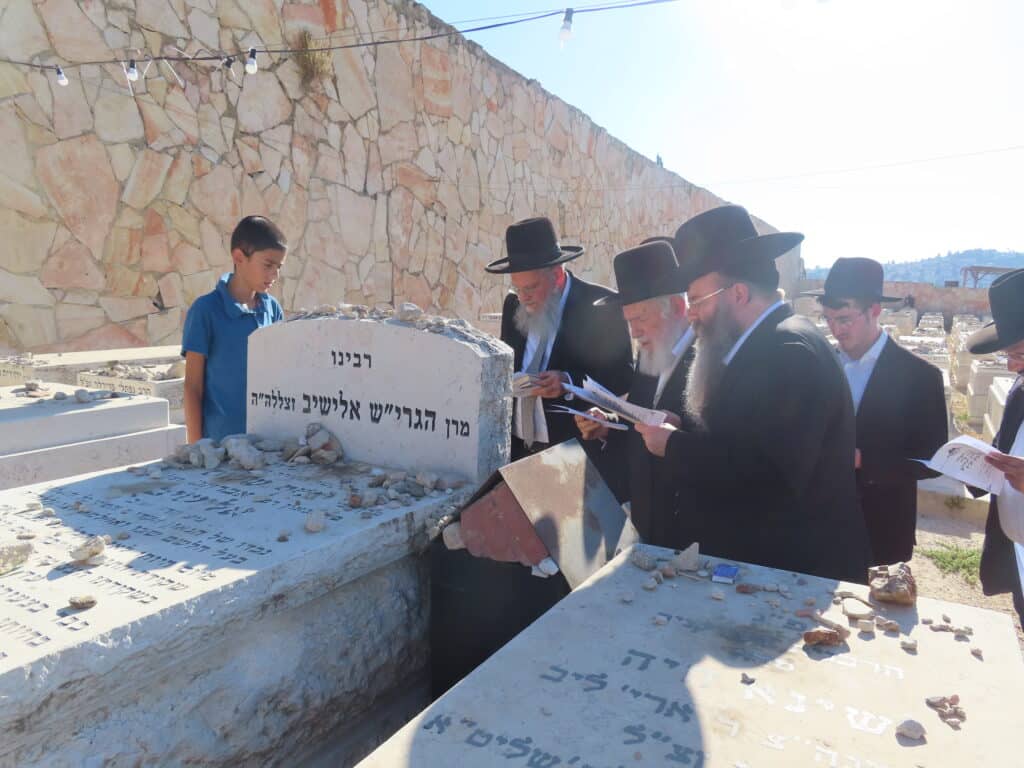 הגר"י זילברשטיין עלה לקבר חמיו הגרי"ש אלישיב זצוק"ל