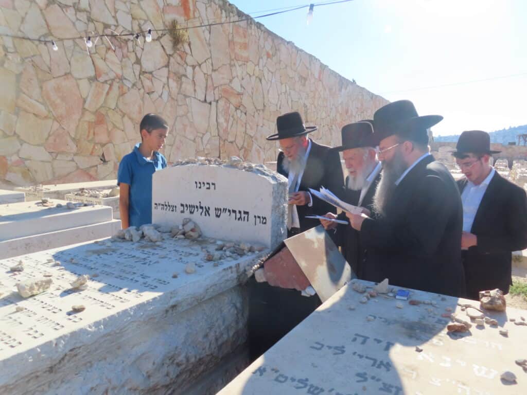 הגר"י זילברשטיין עלה לקבר חמיו הגרי"ש אלישיב זצוק"ל