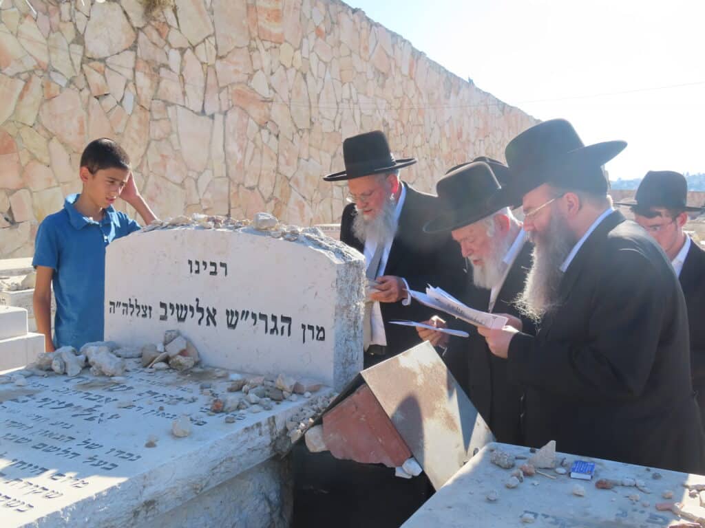 הגר"י זילברשטיין עלה לקבר חמיו הגרי"ש אלישיב זצוק"ל