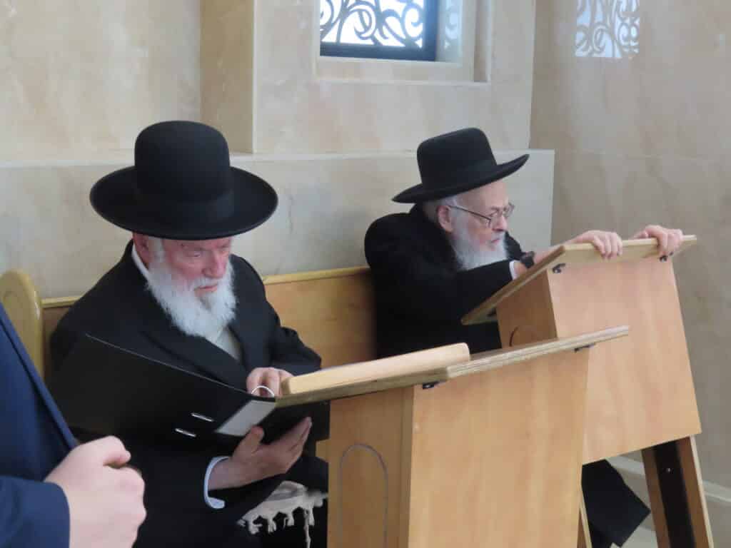 הגר"י זילברשטיין עלה לקבר חמיו הגרי"ש אלישיב זצוק"ל