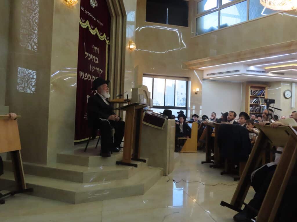 הגר"י זילברשטיין עלה לקבר חמיו הגרי"ש אלישיב זצוק"ל