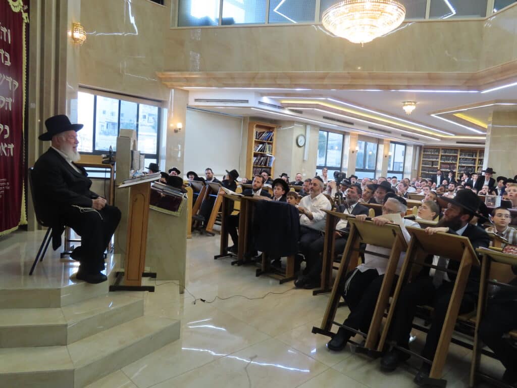 הגר"י זילברשטיין עלה לקבר חמיו הגרי"ש אלישיב זצוק"ל