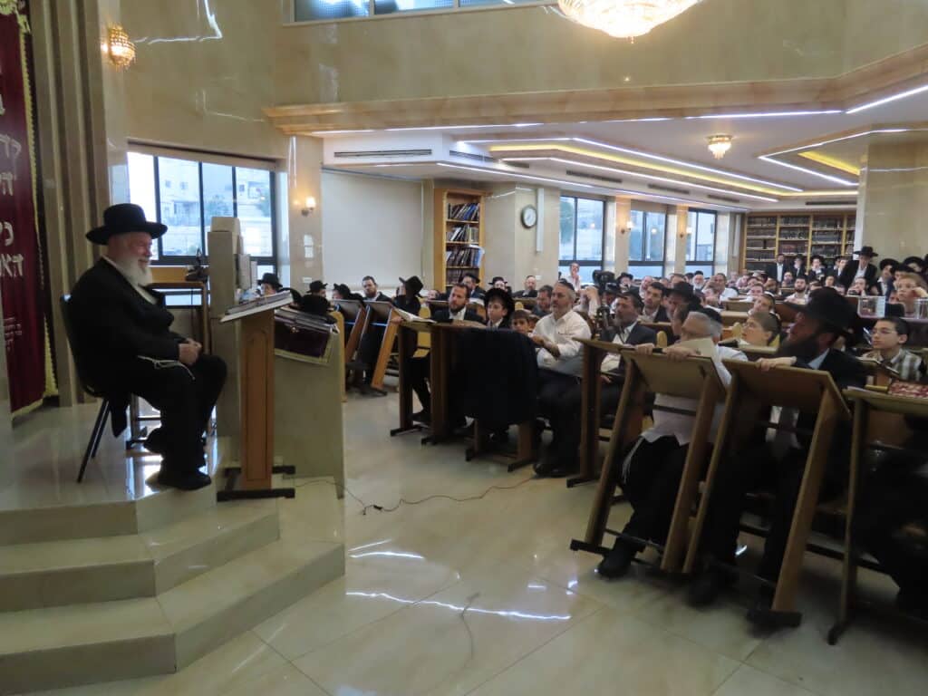 הגר"י זילברשטיין עלה לקבר חמיו הגרי"ש אלישיב זצוק"ל