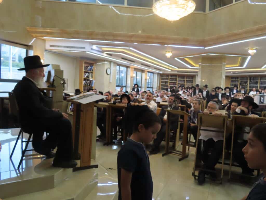 הגר"י זילברשטיין עלה לקבר חמיו הגרי"ש אלישיב זצוק"ל