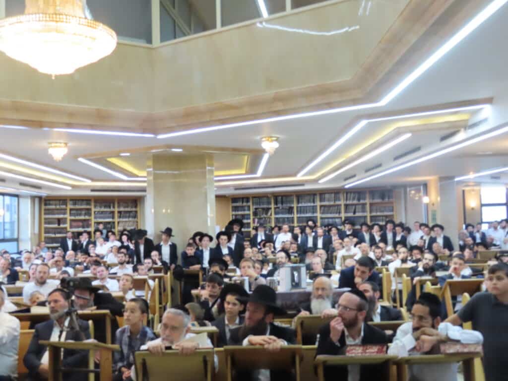 הגר"י זילברשטיין עלה לקבר חמיו הגרי"ש אלישיב זצוק"ל