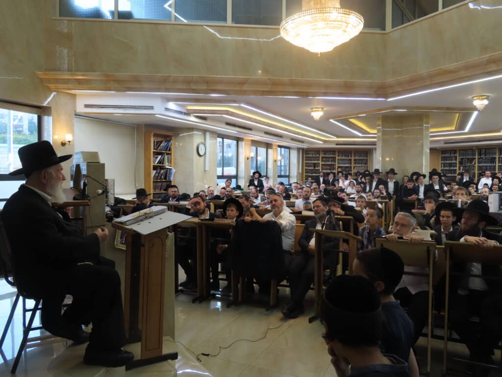 הגר"י זילברשטיין עלה לקבר חמיו הגרי"ש אלישיב זצוק"ל