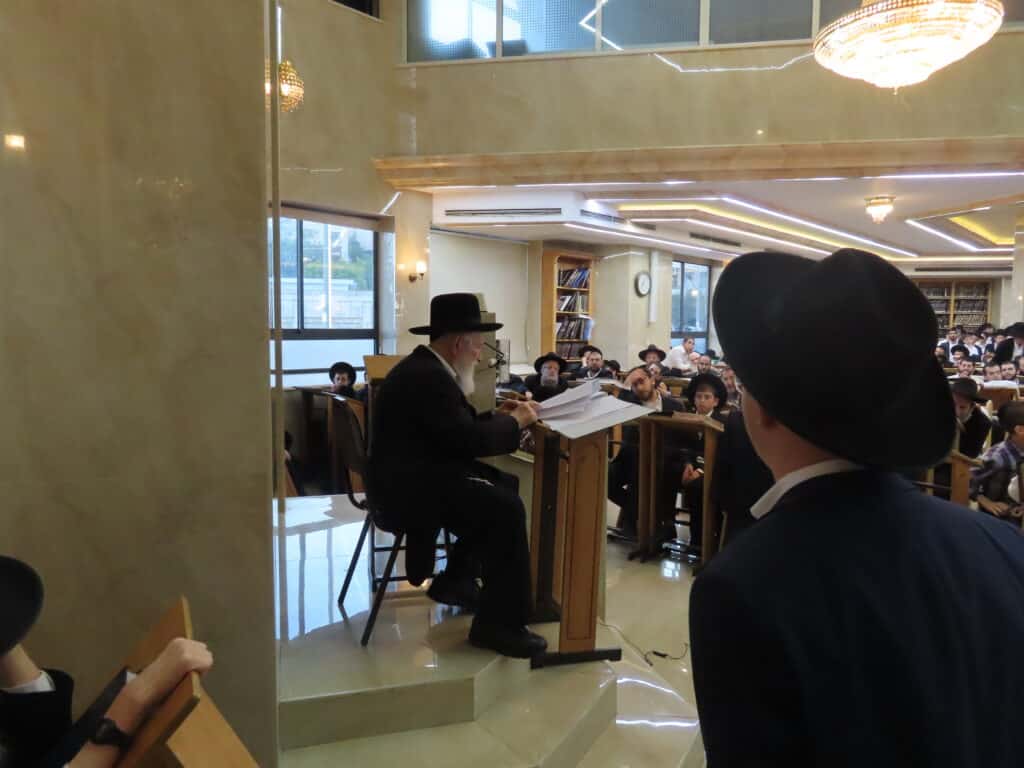 הגר"י זילברשטיין עלה לקבר חמיו הגרי"ש אלישיב זצוק"ל