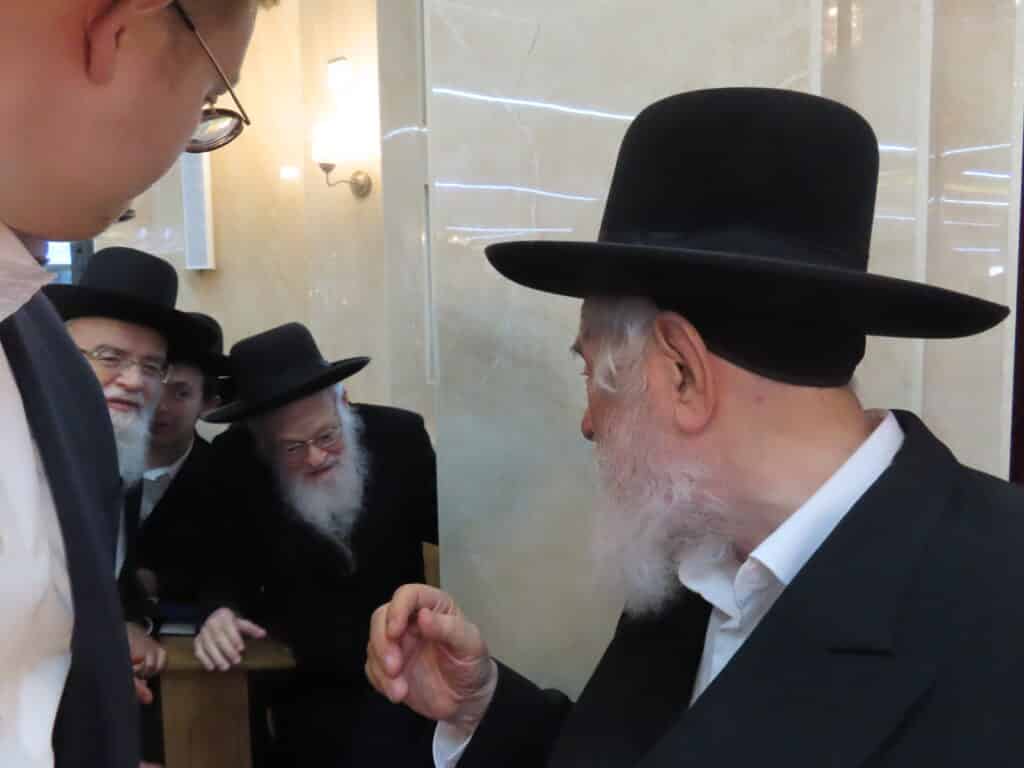 הגר"י זילברשטיין עלה לקבר חמיו הגרי"ש אלישיב זצוק"ל