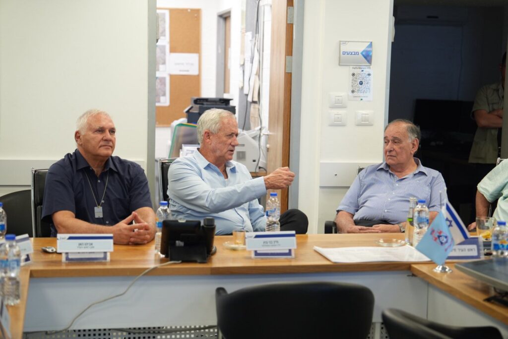 עם יונה יהב: בני גנץ ביקר בחמ"ל העירוני של חיפה