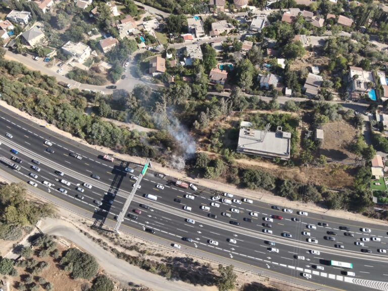 ליד שואבה: רכב עלה באש בכביש 1