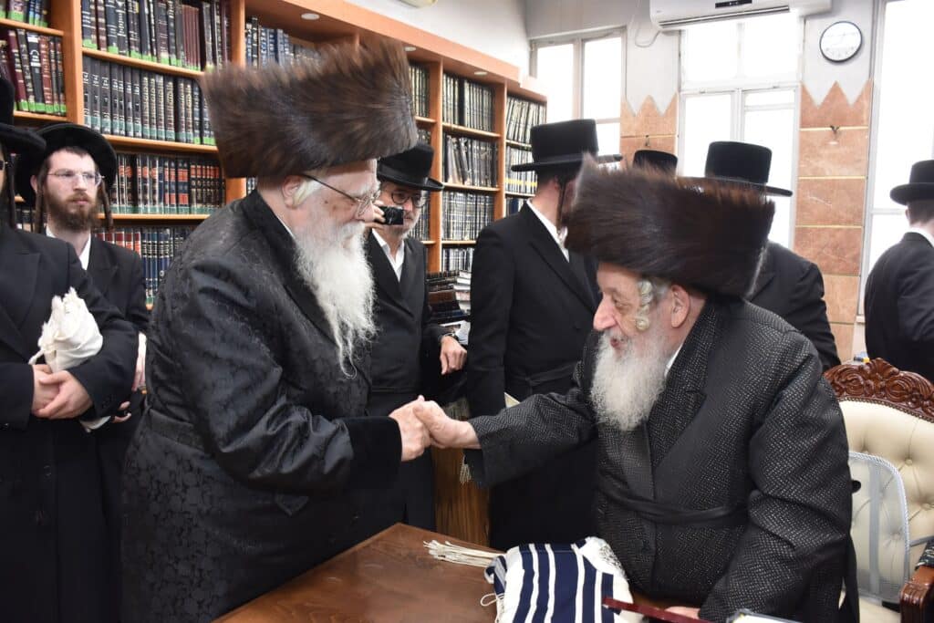 כשם שנכנס: שמחת הברית בחצרות נאראל-שאץ ויזניץ