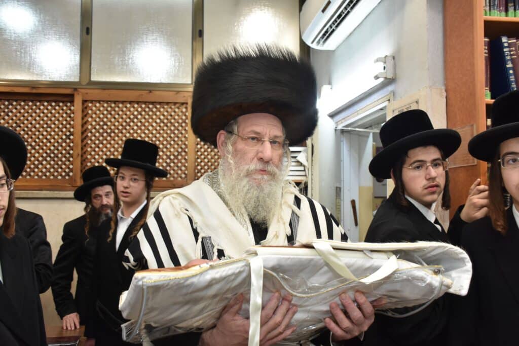 כשם שנכנס: שמחת הברית בחצרות נאראל-שאץ ויזניץ