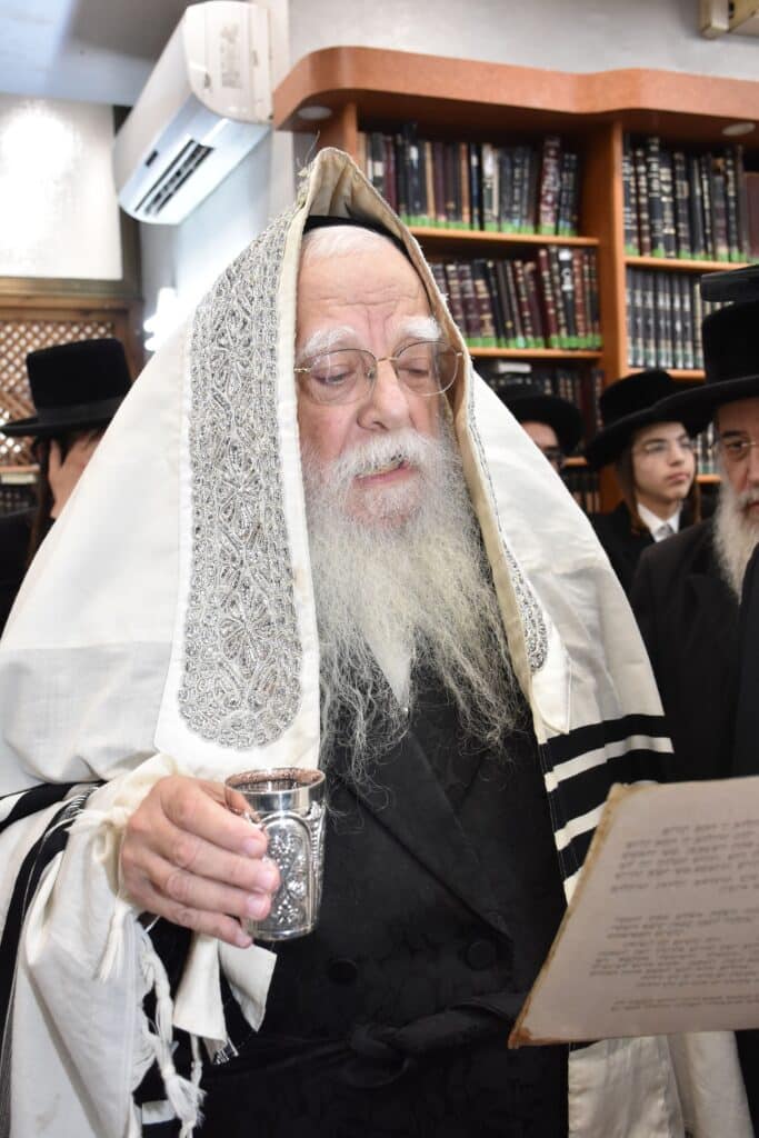 כשם שנכנס: שמחת הברית בחצרות נאראל-שאץ ויזניץ