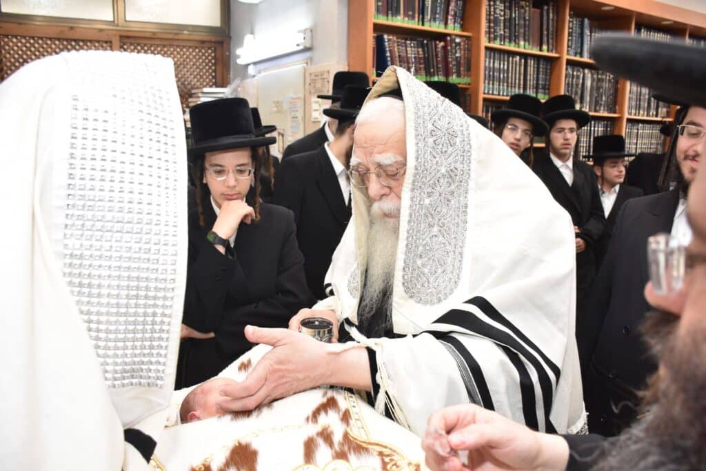 כשם שנכנס: שמחת הברית בחצרות נאראל-שאץ ויזניץ