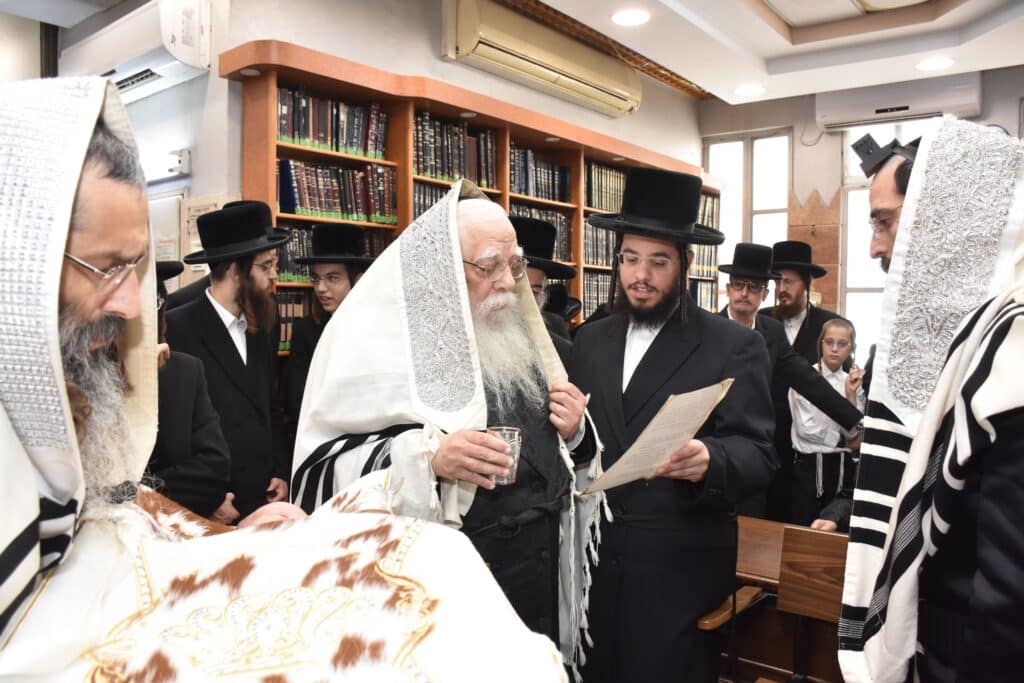 כשם שנכנס: שמחת הברית בחצרות נאראל-שאץ ויזניץ