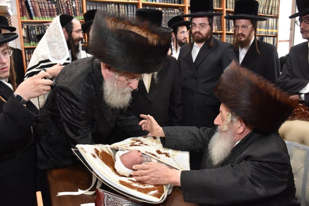 כשם שנכנס: שמחת הברית בחצרות נאראל-שאץ ויזניץ