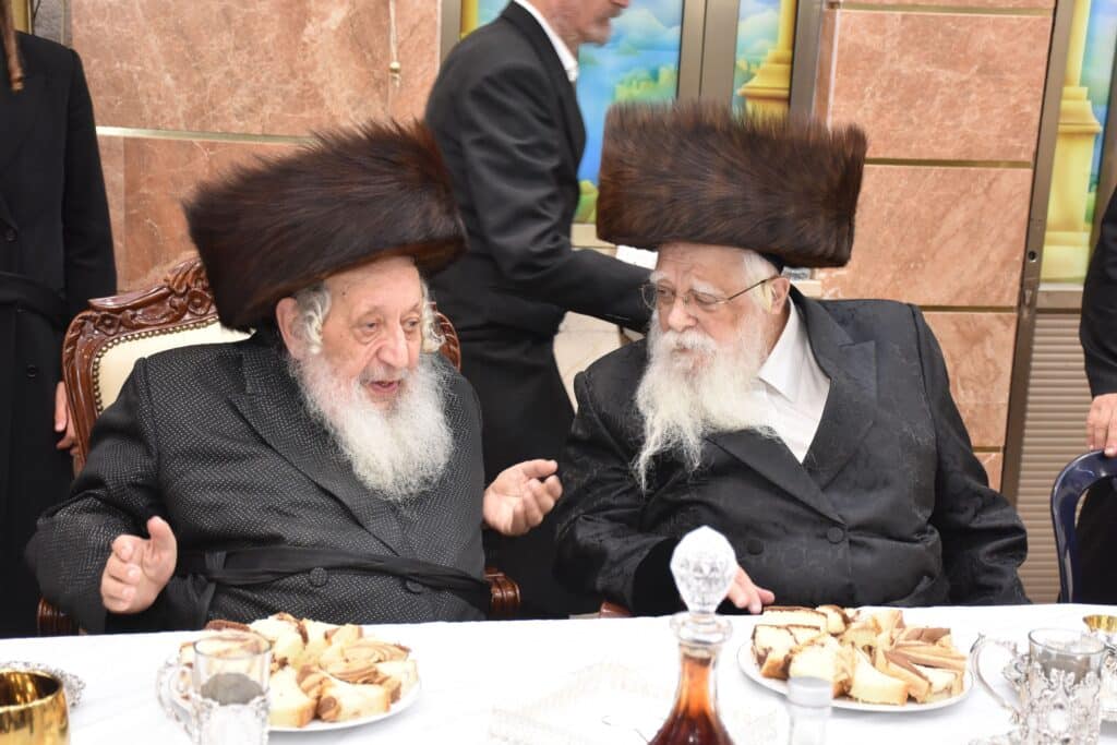 כשם שנכנס: שמחת הברית בחצרות נאראל-שאץ ויזניץ