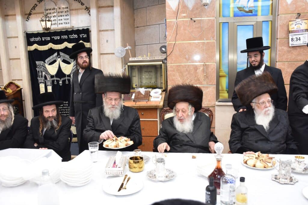 כשם שנכנס: שמחת הברית בחצרות נאראל-שאץ ויזניץ