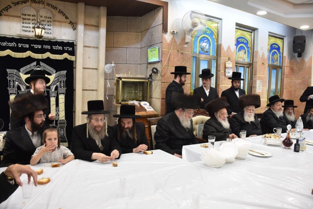 כשם שנכנס: שמחת הברית בחצרות נאראל-שאץ ויזניץ