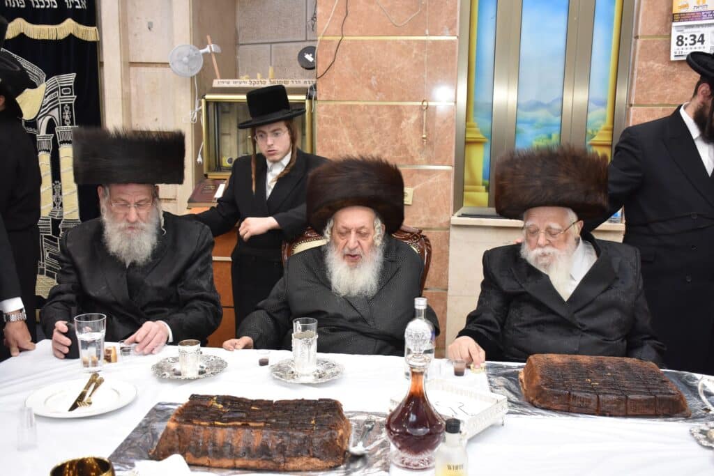 כשם שנכנס: שמחת הברית בחצרות נאראל-שאץ ויזניץ