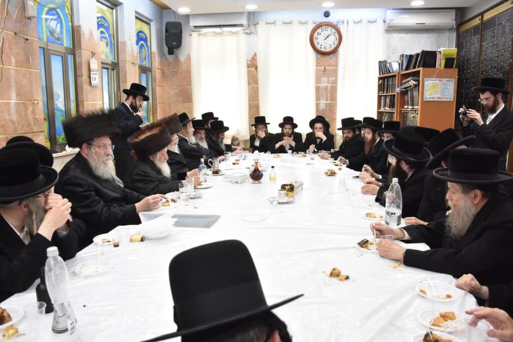 כשם שנכנס: שמחת הברית בחצרות נאראל-שאץ ויזניץ